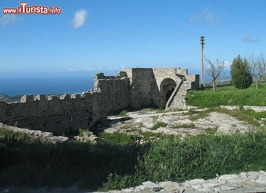 Immagine Porta Messina, uno dei punti di accesso del borgo di Rometta, in Sicilia - © Pinodario - Pubblico dominio, Wikipedia