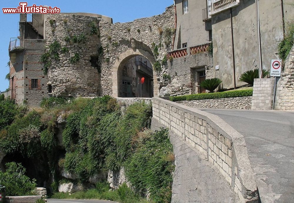 Immagine Porta Milazzo nel borgo di Rometta in Sicilia - © Pinodario - Pubblico dominio, Wikipedia