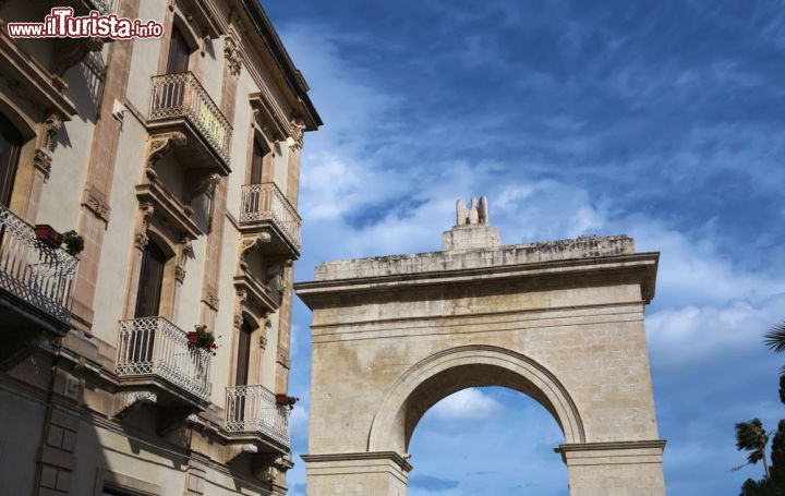 Immagine Porta Reale: il "reale" ingresso della città - l'ingresso della splendida città di Noto, perla barocca del siracusano, è segnato dalla bella e maestosa Porta Reale, fatta costruire nel 1838, in occasione della visita in città del Re Ferdinando II di Borbone. Questo importante monumento ha recentemente subito un'importante opera di restauro, che ne ha ripristinato l'antica bellezza.  - © Angelo Giampiccolo / Shutterstock.com