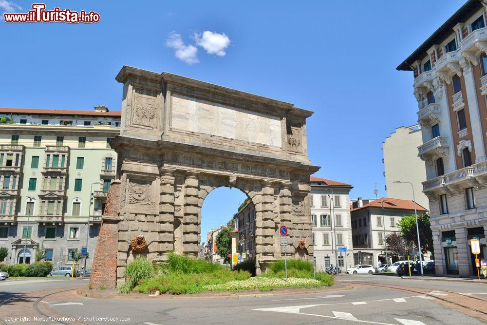 Immagine Porta Romana a Milano, storico punto di accesso da sud-est del centro cittadino. - © NadiaMikushova / Shutterstock.com