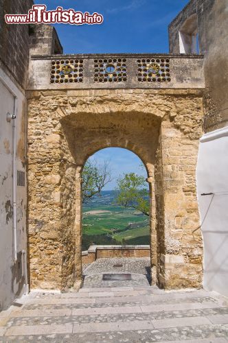 Immagine Porta Sant Angelo a Montescagliosoè uno dei luoghi caratteristici del borgo della Basilicata - © Mi.Ti. / Shutterstock.com