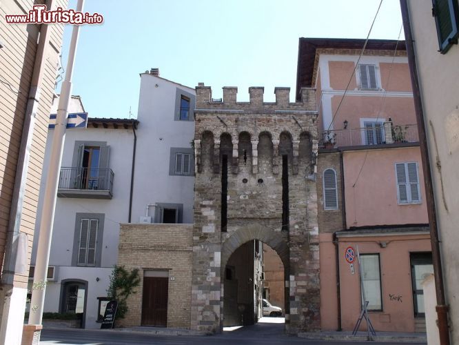 Immagine  Porta Sant Angelo, uno degli ingressi al centro storico di Bastia Umbra - © LigaDue - CC BY-SA 4.0 - Wikipedia