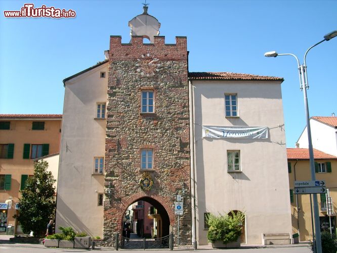 Immagine Porta Soprana a Cairo Montenotte in Liguria - ©  Davide Papalini - CC BY 2.5 - Wikimedia Commons.