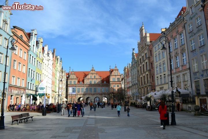 Immagine Porta Verde, Danzica: si trova all'estermità orientale della Strada Reale, sulla riva della Motława. In passato funse anche da residenza della famiglia reale durante le visite in città, anche se di fatto fu utilizzata una sola volta, nel XVII secolo, da Maria Ludovia Gonzaga.