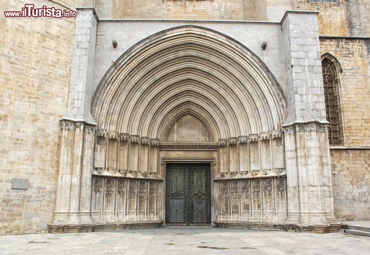 Immagine Un particolare del portale della cattedrale di Santa Maria a Girona, nel cuore della città antica, la cosiddetta Força Vella - Foto © Timof / Shutterstock.com