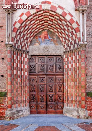 Immagine Portale della Chiesa di San Domenico a Alba, Piemonte, Italia. Questa antica chiesa dedicata a San Domenico rappresenta uno dei luoghi religiosi più significativi di Alba - © Rostislav Glinsky / Shutterstock.com