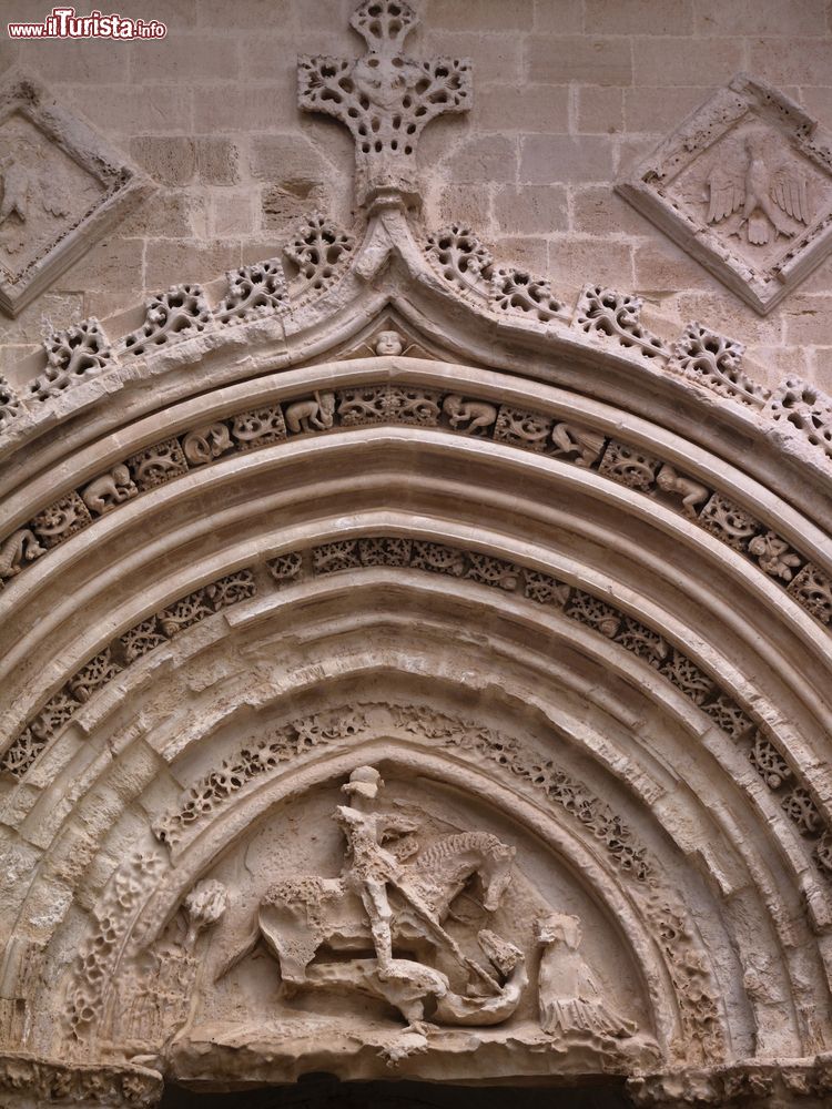 Immagine Portale della cattedrale gotica di San Giorgio a Ragusa Ibla, Sicilia. L'antico portale del duomo risale al XII° secolo. Il resto della chiesa fu distrutto dal terremoto del 1693.
