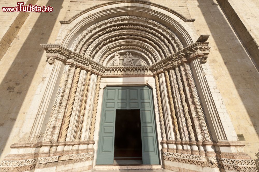 Immagine Portale di ingresso alla chiesa di San Venenzio a Camerino (Marche) 