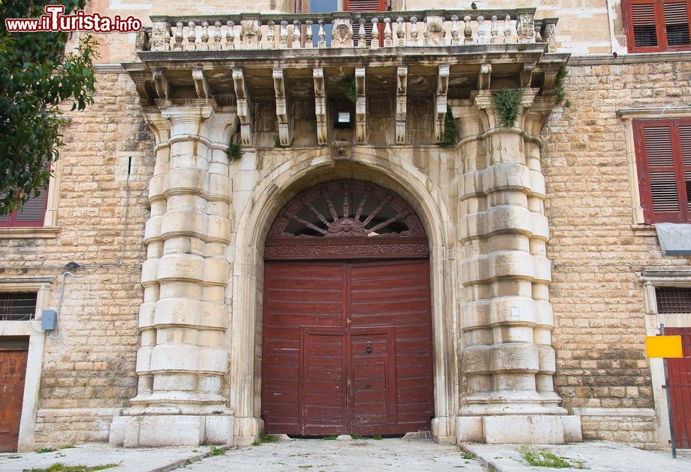 Immagine Il maestoso portale del Palazzo Ducale Carafa, uno dei seimboli della città di Andria, Puglia.