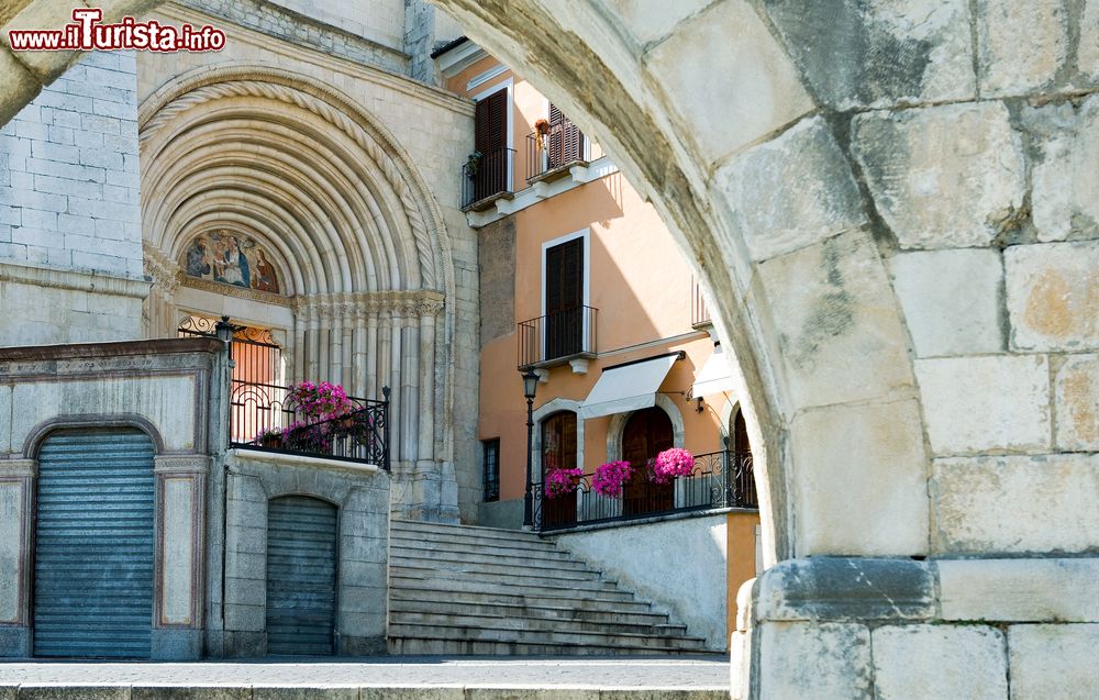 Immagine Il portale d'ingresso della chiesa di San Francesco visto dall'acquedotto Svevo a Sulmona, Abruzzo.