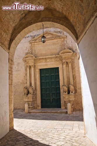 Immagine Portale d'ingresso decorato alla chiesa di San Benedetto nel centro di Conversano, Puglia - © Mi.Ti. / Shutterstock.com