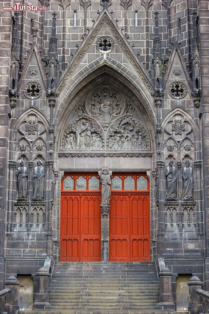 Immagine Il portale d'ingresso della cattedrale di Nostra Signora dell'Assunzione a Clermont-Ferrand, Francia.