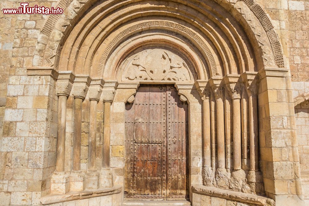 Immagine Portale d'ingresso della chiesa di San Michele a Daroca, Aragona, Spagna. E' alloggiato in una nicchia e fiancheggiato su entrambi i lati da 4 colonne con capitello.