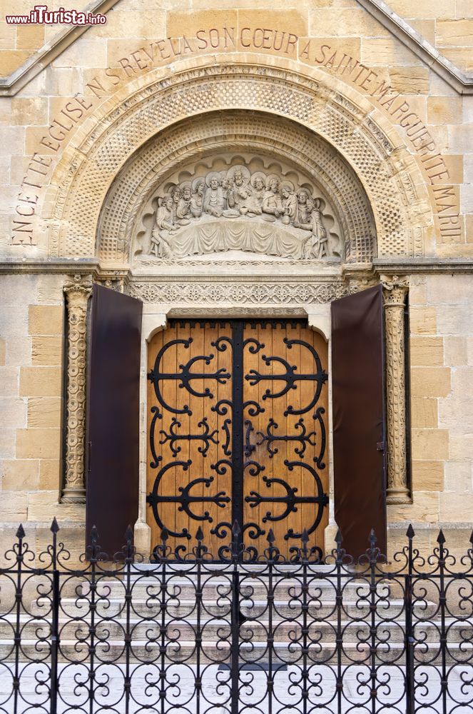 Immagine Portale in legno con decori in ferro battuto nella basilica del Sacro Cuore a Paray-le-Monial, Francia.