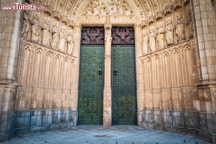 Immagine La Puerta del Perdon (Porta del Perdono) è il portale centrale della Cattedrale di Toledo, realizzato nel 1418 e così chiamato perché i fedeli, varcandolo, ottenevano il perdono dei peccati. Le ante in bronzo sono riccamente decorate secondo il gusto gotico, alte 5 metri - © Konstantin Yolshin / Shutterstock.com