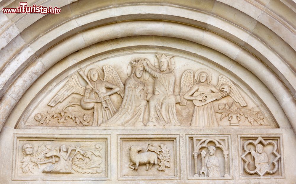 Immagine Portale all'ingresso laterale del Duomo di Spilimbergo, in Friuli