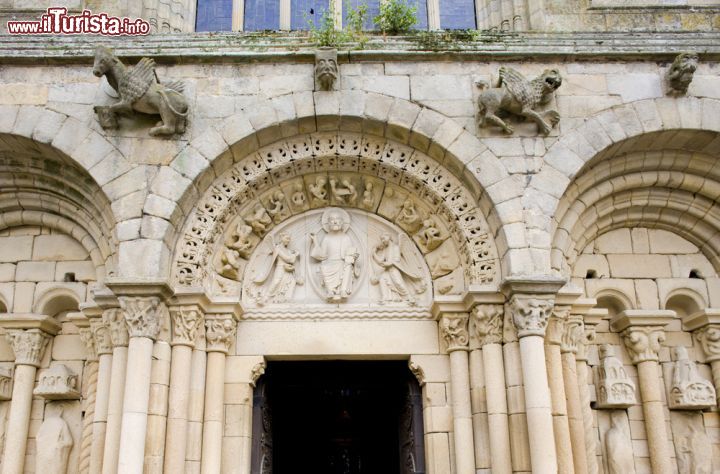 Immagine Il portale ingresso della basilica di Saint-Sauveur, chiesa gotica che si trova nel cuore del borgo mediecvale di Dinan, in Bretagna - foto © PHB.cz (Richard Semik) / Shutterstock.com