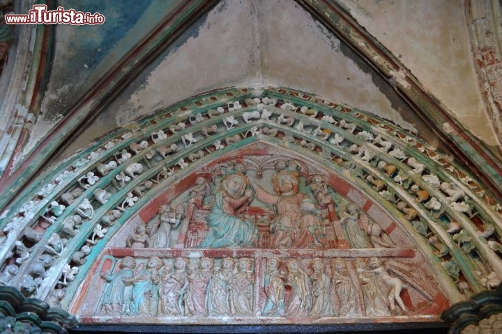Immagine Portale medievale, Malbork: in questo splendido portale ben conservato del monastero è possibile ammirare il particolare di una donna nuda, di facili costumi, che per questa ragione è destinata all'inferno.