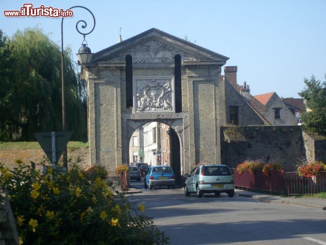 Immagine La Porte de Cassel si trova lungo la parte meridionale della cinta muraria di Bergues. È così chiamata perché è rivolta in direzione della cittadina di Cassel, 20 km più a sud.