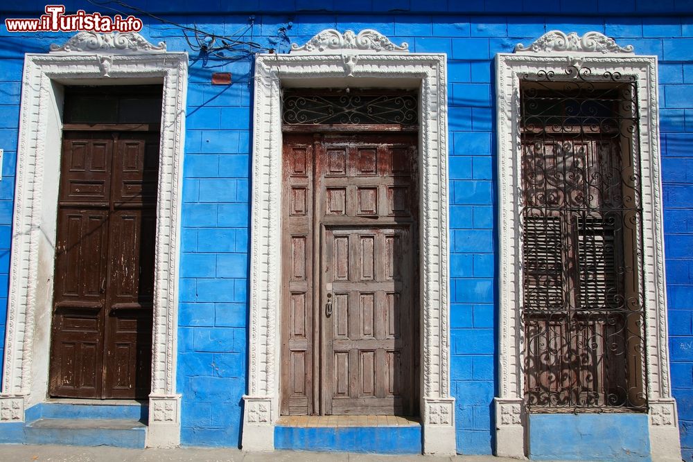 Immagine Porte d'ingresso in legno in alcuni edifici residenziali a Sancti Spiritus, Cuba. Questi elementi richiamano la tradizionale architettura coloniale.