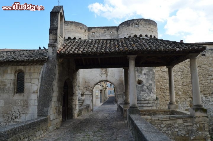 Immagine La Porte de Notre Dame a Pernes les Fontaines. Ci troviamo a sud di Carpentras, nei pressi del Mont Ventoux in Provenza