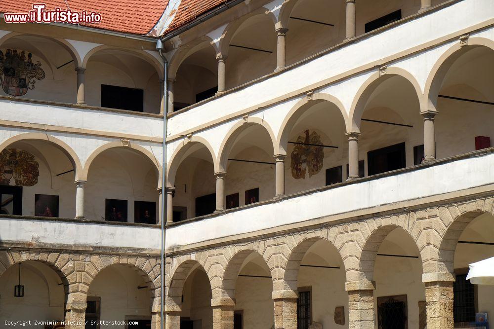 Immagine Porticati nel cortile interno del castello di Ptuj, Slovenia - © Zvonimir Atletic / Shutterstock.com