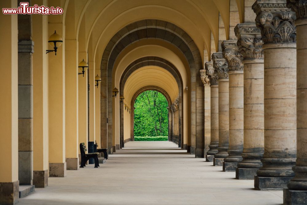 Immagine Porticato con archi e colonne ornate nel Sudfriedhof (South Cemetery) di Lipsia, Germania. Con la sua superficie di 82 ettari, questo cimitero è il più grande della città.