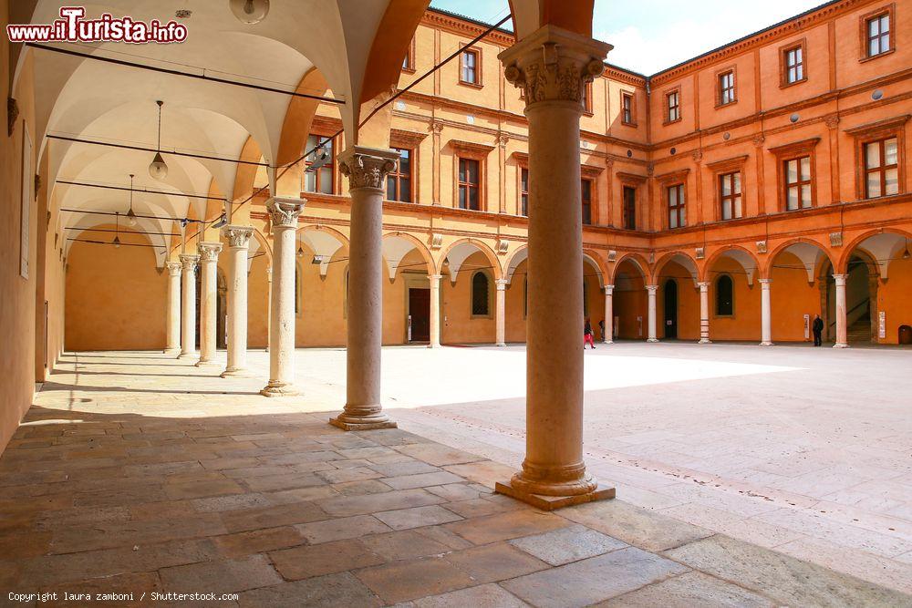 Immagine Porticato interno del Palazzo dei Pio in centro a Carpi, Emilia-Romagna - © laura zamboni / Shutterstock.com