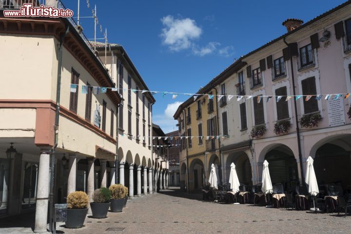 Immagine Una vista dei caratteristici portici del centro storico di Abbiategrasso in Lombardia - © Claudio Giovanni Colombo / Shutterstock.com