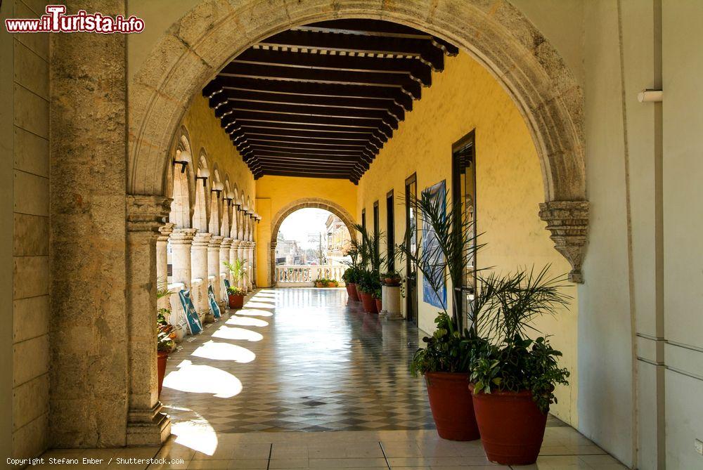 Immagine Portici del Palazzo del Governo a Merida, stato dello Yucatan, Messico. Affacciato su Piazza dell'Indipendenza, nel centro storico della città, questo edificio è stato completamente ristrutturato - © Stefano Ember / Shutterstock.com