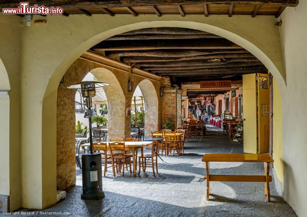 Immagine Portici di una vecchia casa patrizia nel borgo di Morcote, lago Ceresio, Svizzera - © Boris-B / Shutterstock.com