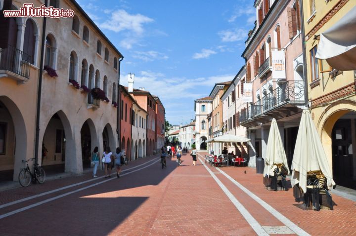 Immagine Portici in centro a Mestre - © lornet / Shutterstock.com