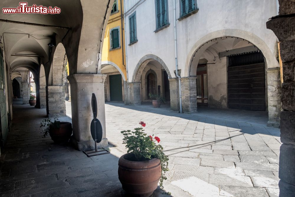 Immagine Portici in una strada del centro storico di Bagnone, siamo in Lunigiana (Toscana)