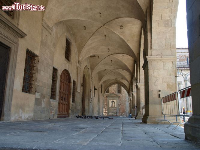 Immagine Portico del palazzo comunale a Pistoia, Toscana - © wjarek / Shutterstock.com
