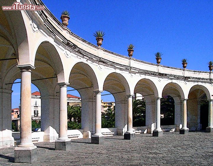 Immagine Portico della Stoà a Villa Campolieto di Ercolano, una delle Ville Vesuviane della Campania - © Enrico Viceconte - CC BY 2.0, Wikipedia