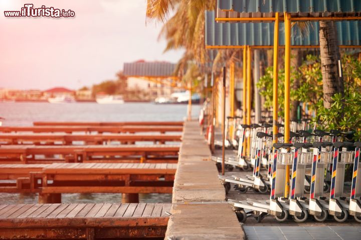 Immagine I moli del porto dove attraccano le imbarcazioni e gli idrovolanti che conducono i passeggeri nei vari atolli. Siamo all'aeroporto di Male, la capitale delle Maldive - foto © Anton Kuba / Shutterstock.com