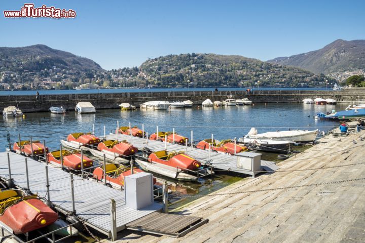 Immagine Barche al porto sul lago di Como, Lombardia - Passeggiando lungo il lago lombardo si possono ammirare suggestivi scorci paesaggistici oltre a imbarcazioni di ogni genere ormeggiate al porto © Anilah / Shutterstock.com