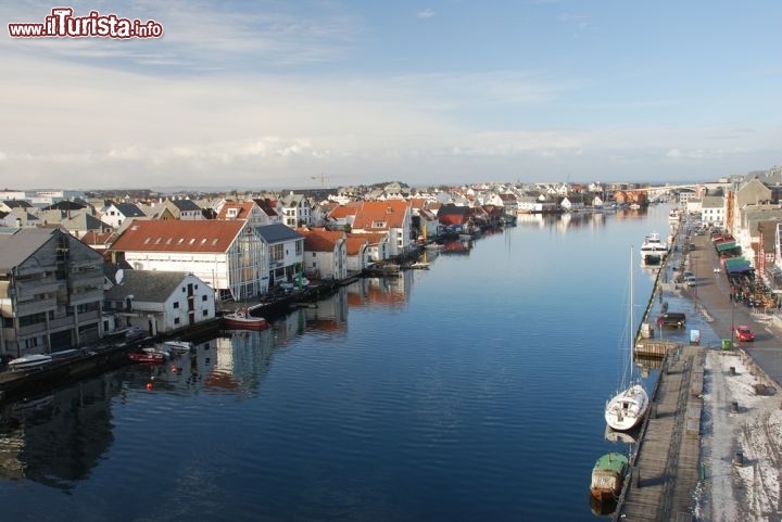 Immagine Porto canale a Haugesund, Norvegia - Una splendida veduta del porto canale di Haugesund su cui si affacciano le tradizionali dimore norvegesi e le barche utilizzate dai residenti per spostarsi lungo la città © alri / Shutterstock.com