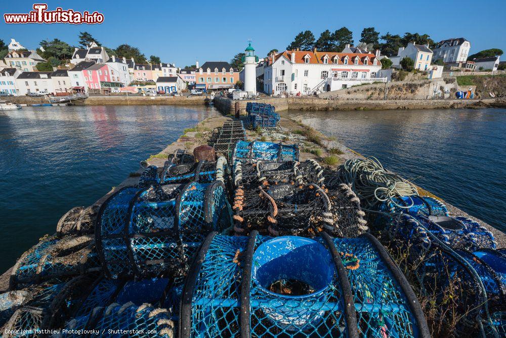 Immagine Il porto della cittadina di Sauzon con il faro sullo sfondo, Belle Ile en Mer, Francia - © Matthieu Photoglovsky / Shutterstock.com