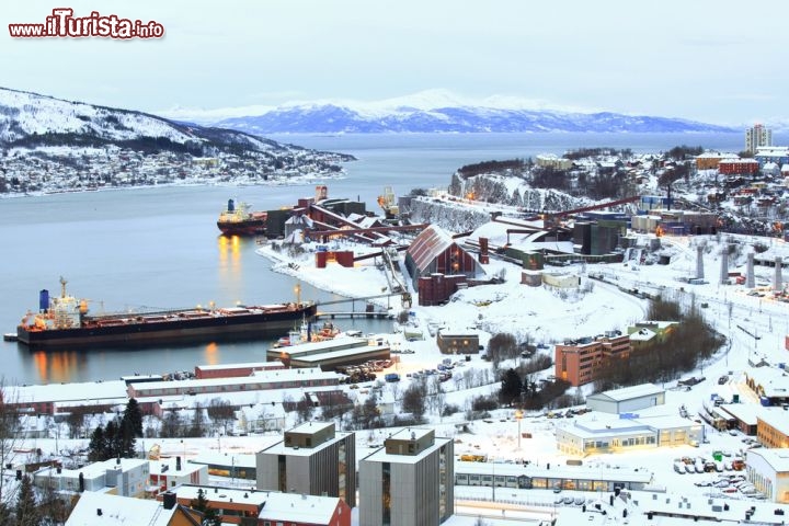 Immagine Porto di Narvik in inverno, Norvegia - Fondata nel 1887 con il nome di Victoriahavn, questa località norvegese assunse il rango di città nel 1902 dopo essere stata ribattezzata come Narvik nel 1898. Sviluppatasi come porto alternativo per l'esportazione del ferro proveniente dalle miniere svedesi di Kiruna, si trova su una penisola a 200 km a nord del circolo polare artico. L'importanza della sua posizione era ed è tuttora legata al fatto che il suo porto è libero dal ghiaccio tutto l'anno grazie alla corrente del Golfo © vichie81 / Shutterstock.com