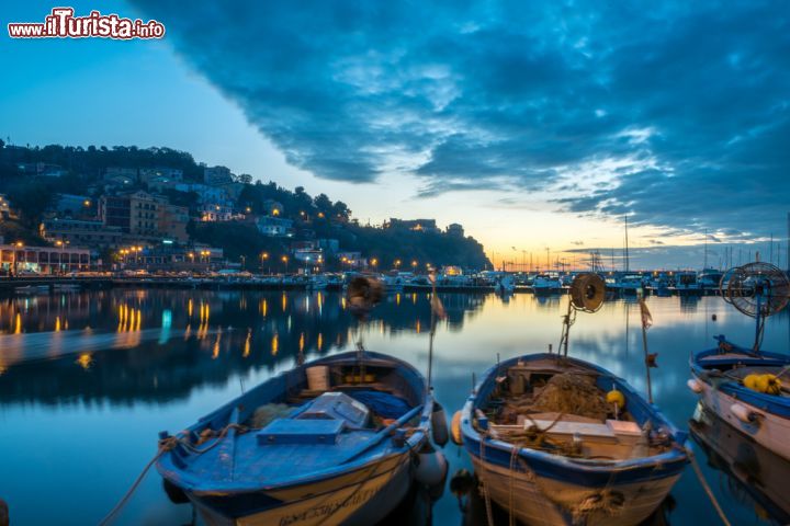 Immagine Porto di Agropoli, Campania - A due passi dal centro storico e dalle vie dello shopping nel cuore del Parco Nazionale del Cilento, il porto di Agropoli, grazie alla sua posizione e ai suoi servizi, svolge un ruolo strategico nelle rotte del diportismo. Ricavato all'interno dell'insenatura che si apre a sud di Punta del Fortino, è completamente artificiale © serenarossi / Shutterstock.com