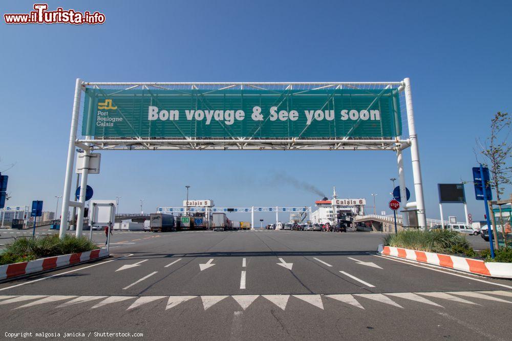 Immagine Porto di Calais, Francia, con il cartello che augura "Buon viaggio e arriverderci a presto" - © malgosia janicka / Shutterstock.com