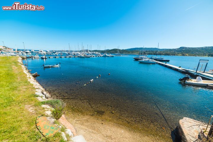 Immagine Porto di Cannigione, Sardegna. Le acque turchesi di questo angolo di Gallura di cui Cannigione è una delle località emergenti. In questa immagine, le barche ancorate al porto della città sarda - © Gabriele Maltinti / Shutterstock.com