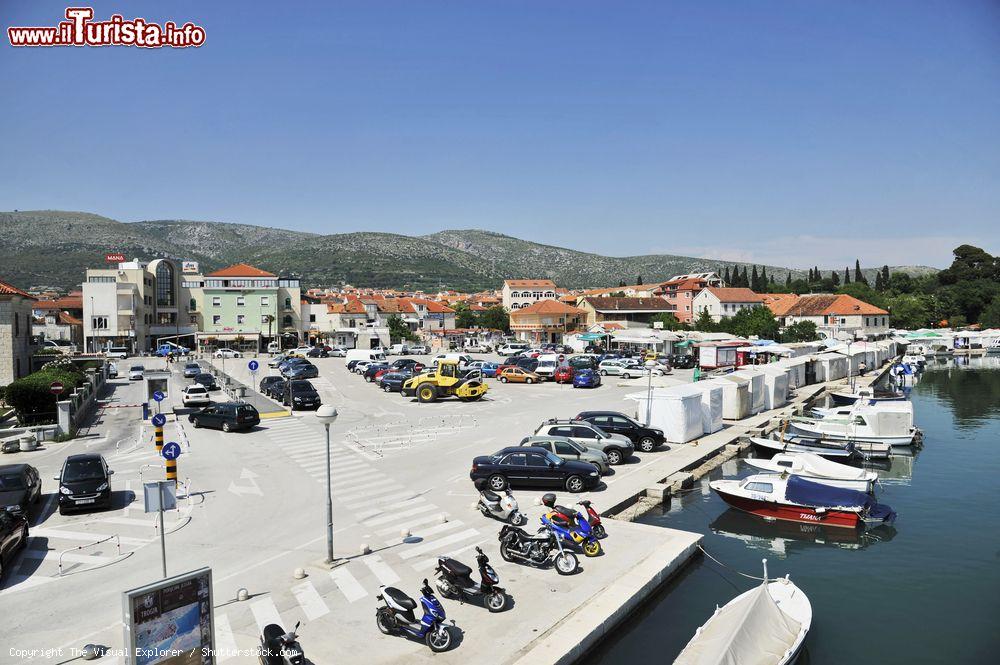 Immagine Un parcheggio adiacente al porto di Cavtat. La città croata è conosciuta anche con il nome italiano di Ragusa Vecchia - foto © The Visual Explorer / Shutterstock.com