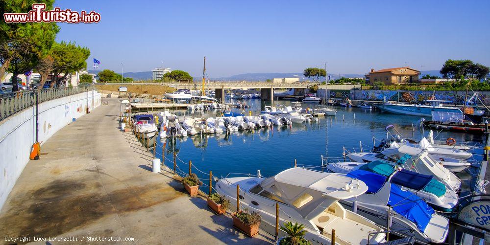 Immagine Porto di Foce Varano vicino ad Ischitella nel Gargano (Puglia) - © Luca Lorenzelli / Shutterstock.com