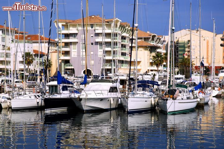 Immagine Il porto di Frejus, Francia, con le imbarcazioni ormeggiate. Nel 1982 è iniziata la riqualificazione della zona portuale che oggi si chiama Port Frejus ed un grazioso porto turistico; tutt'attorno sorgono negozi e una grande area pedonale - © Christian Musat / Shutterstock.com