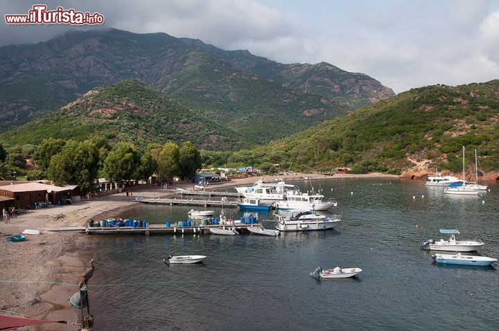 Immagine Il Porto di Girolata in un giorno di nuvole - delimitata da grandi e imponenti scogliere di granito, la baia di Girolata è raggiungibile esclusivamente via mare o tramite lunghi e tortuosi sentieri da percorrere a piedi. Nonostante la sua scarsa accessibilità tuttavia, durante le stagioni estive, questa bellissima baia viene frequentata da moltissimi turisti, attirati dagli spettacolari paesaggi e dalla tranquillità offerta da questi luoghi, ancora relativamente incontaminati. 