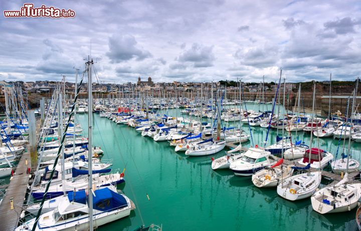 Immagine Nel porto di Granville attraccano imbarcazioni di ogni genere. Si tratta di una famosa località turistica molto frequentata in estate - foto © Boris Stroujko / Shutterstock.com