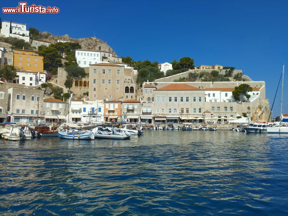 Immagine Il porto di Hydra è collegato quotidianamente al porto di Atene da un servizio di traghetti e aliscafi.