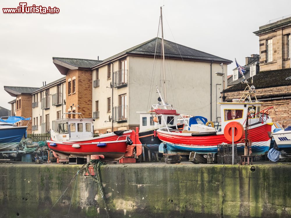 Immagine Piccole barche da pesca colorate e yachts nel porto di Kirkcaldy, Scozia, UK.